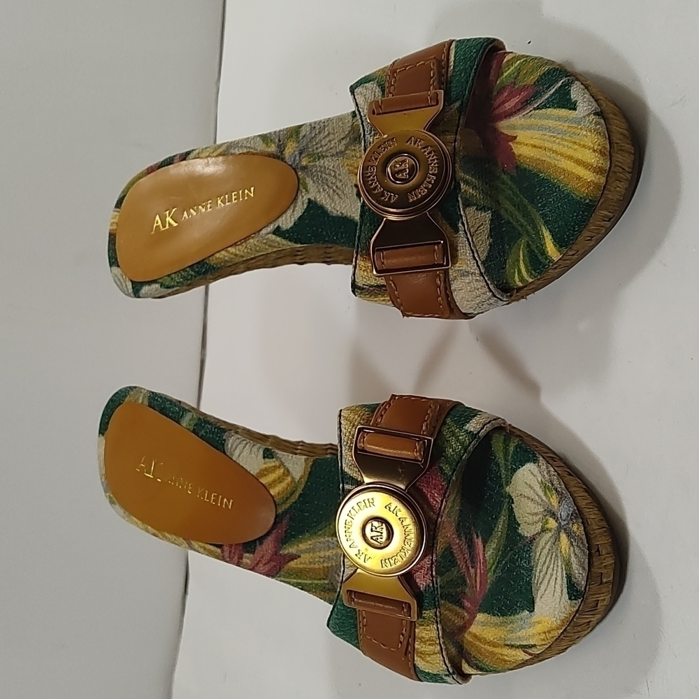Anne Klein Floral Wedge Mule Sandals with Buckle Detail Size: 7.5M - Picture 3 of 5